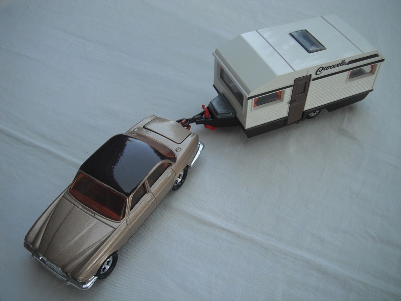 E8. Met.tan body &amp; base/blk roof/Superkings/5SM whls/amb wind/crm int/Caravan w/wht sides &amp; top/dk.brn base/clr wind/no curtains/dk.brn door/unp.tl.bx/Caravelle.