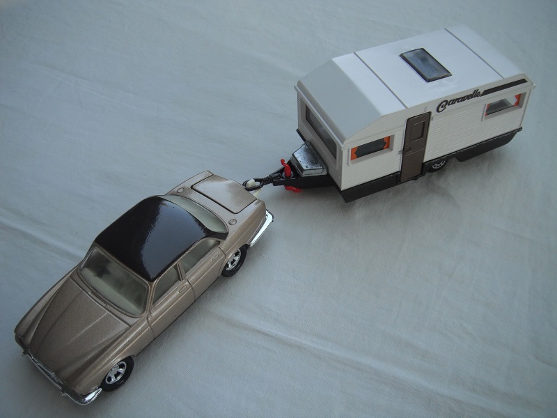 E7. Met.tan body &amp; base/blk roof/Superkings/5SM whls/clr wind/brn int/Caravan w/wht sides &amp; top/dk.brn base/clr wind/no curtains/dk.brn door/unp.tl.bx/Caravelle.