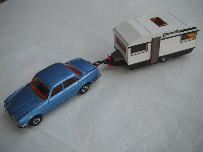 E6. Met.blu body &amp; base/Superkings/MC whls/amb wind/brn int/Caravan w/wht sides &amp; top/dk.brn base/amb wind/no curtains/dk.brn door/unpainted tool box.