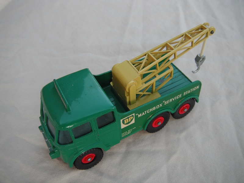 10.Green body/typ B cab roof/typ B blk base/BPT w/red hubs/dk.yel jib/sil hook typ B/long cable/SL/grn headlights.
