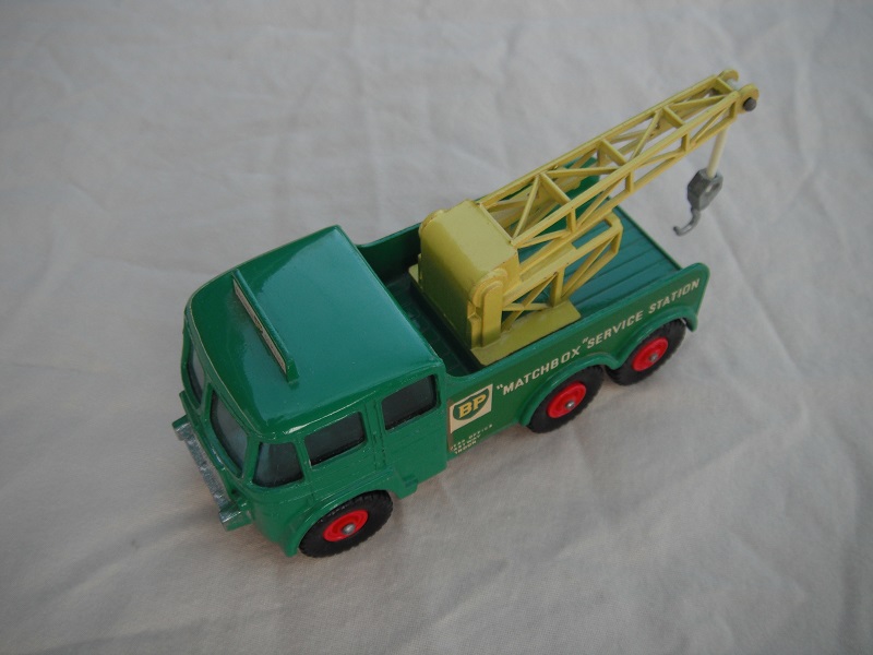 9. Green body/typ B cab roof/typ B blk base/BPT w/red hubs/lt.yel jib/sil hook typ B/long cable/SL/grn headlights.