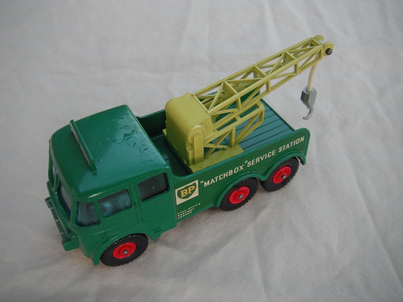 8. Green body/typ B cab roof/typ B flat blk base/BPT w/red hubs/lt.yel jib/sil hook typ A/long cable/SL/grn headlghts.