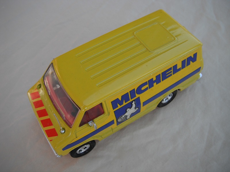 7. Light yellow body/black base/hood label/red int/clear windows/no chrome outline around windshield/black steering wheel/Michelin labels.