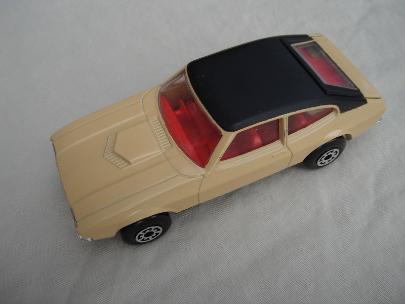 E10.Lt.tan body/black roof/matt blk superkings base/5 arch wheels/red interior/clear windows.