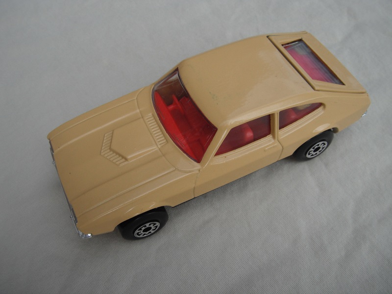 E9. Tan body &amp; roof/matt black speedkings base/5 arch wheels/red interior/clear windows/clear rear.