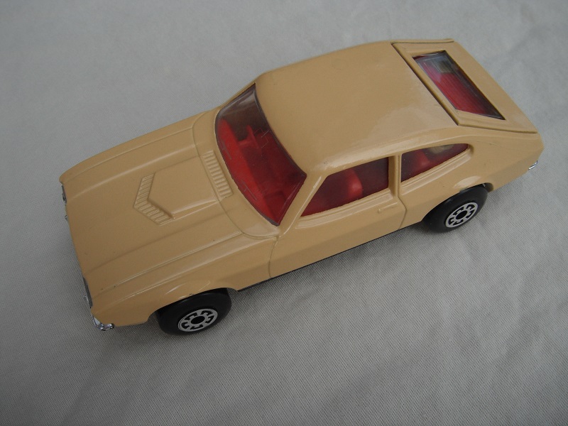 E8. Tan body &amp; roof/matt black superkings base/5 arch wheels/red interior/clear windows/clear rear.