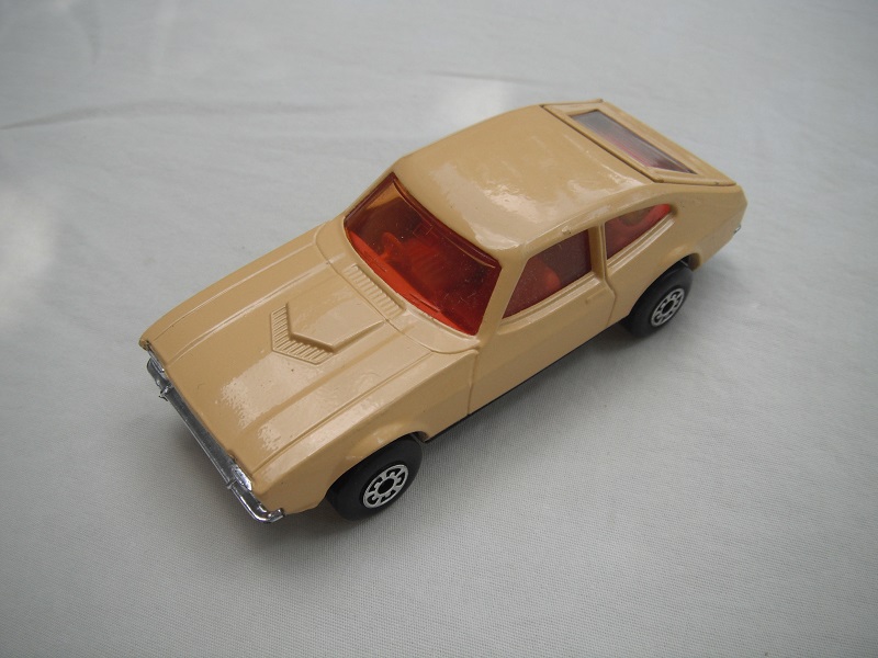 E6. Tan body &amp; roof/matt black superkings base/5 arch wheels/red interior/amber windows/clear rear.