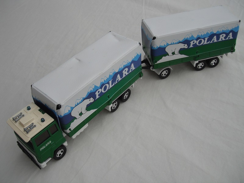 5. Grn &amp; wht cab/blk rad grill/wht base/5SM whls/amb wind/blu dome lts/wht tow hook/green trailer/wht base/blk tow bar.