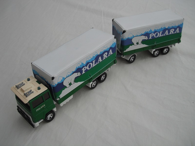 4. Grn &amp; wht cab/blk rad grill/wht base/5SM whls/amb wind/blu dome lts/wht tow hook/green trailer/wht base/gry tow bar.