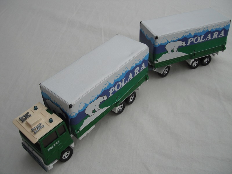 3. Grn &amp; wht cab/gry rad grill/wht base/5SM whls/amb wind/blu dome lts/wht tow hook/green trailer/wht base/gry tow bar.