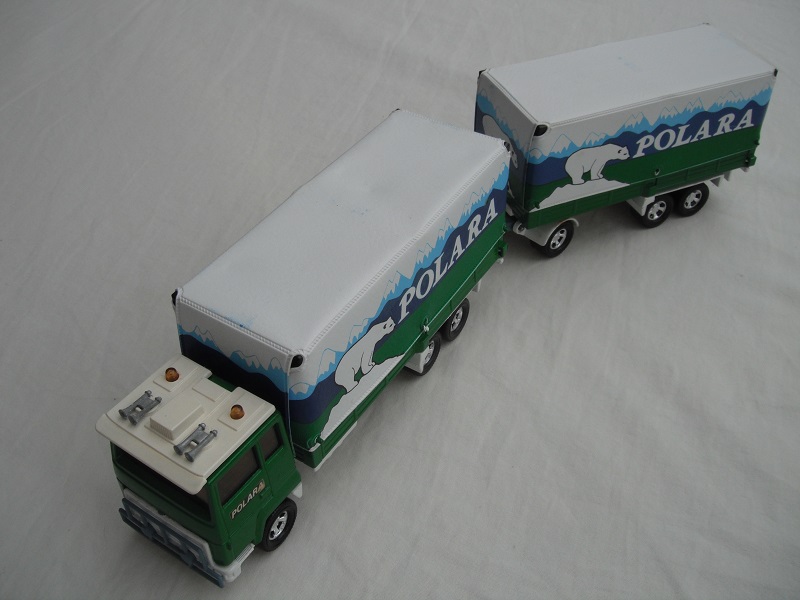 2. Grn &amp; wht cab/gry rad grill/wht base/5SM whls/amb wind/amb dome lts/wht tow hook/green trailer/wht base/gry tow bar.