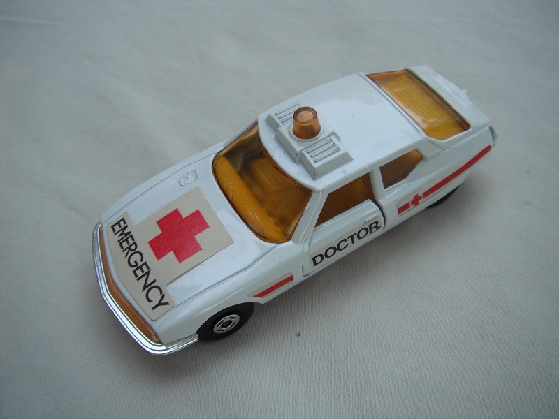 4. White body/red base/England/yellow int/amber wind/white tow hook/emergency &amp; doctor labels/no steering wheel.