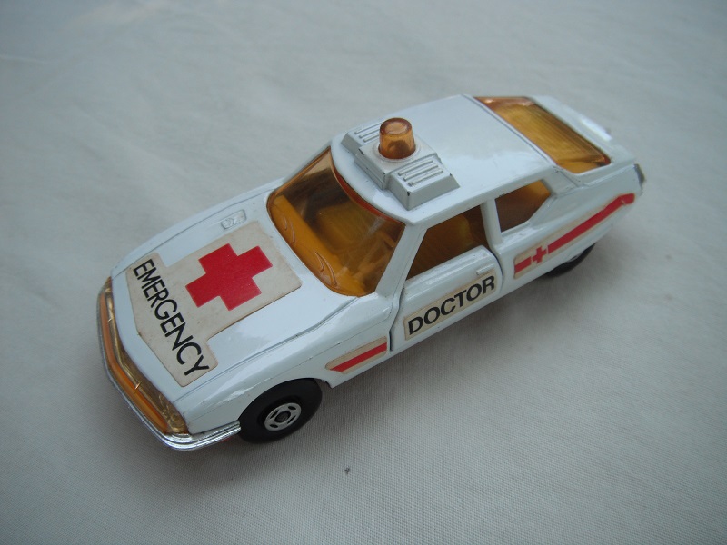 3. White body/red base/England/yellow interior/amber windows/clear tow hook/emergency &amp; doctor labels.