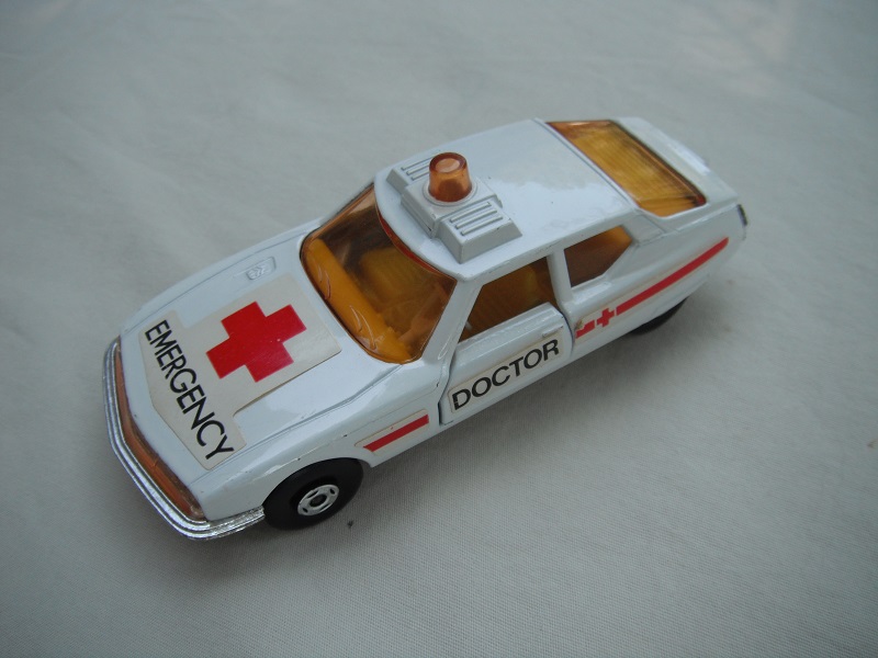 2. White body/silver base/England/yellow interior/amber windows/clear tow hook/emergency &amp; doctor labels.