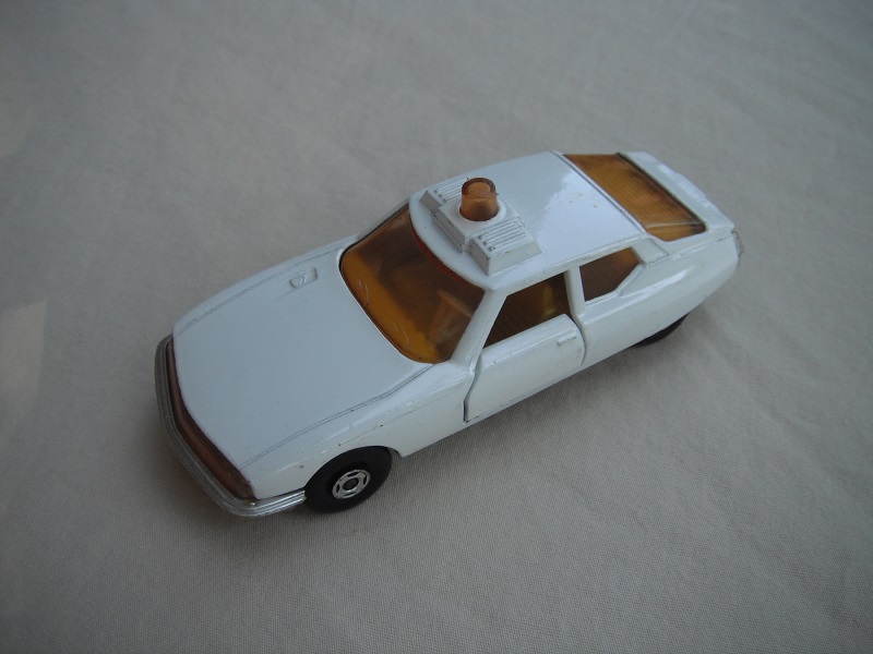 1. White body/silver base/England/yellow interior/amber windows/no tow hook/no labels/PP.