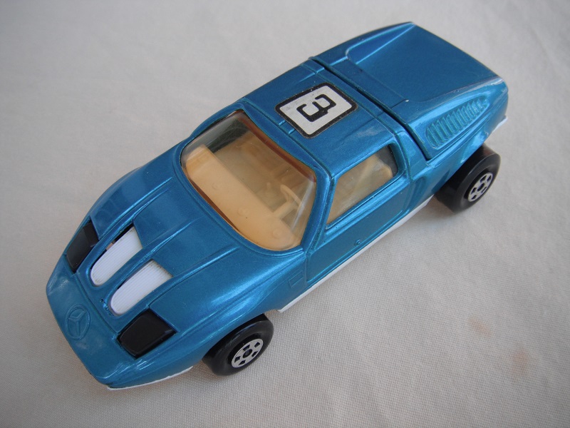 E20. Met.blue body/white base/five spoke wheels/amber windows/white interior/black headlights/#3 label on roof.