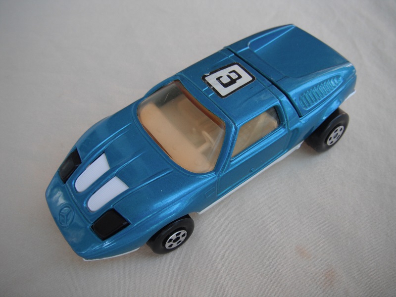 E19. Met.blue body/white base/five spoke wheels/lt.amber windows/white interior/black headlights/#3 label on roof.