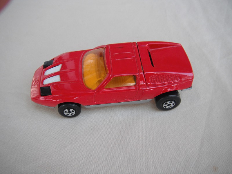 E1. Red body/silver base/five spoke wheels/amber windows/white interior/black headlights/PP.