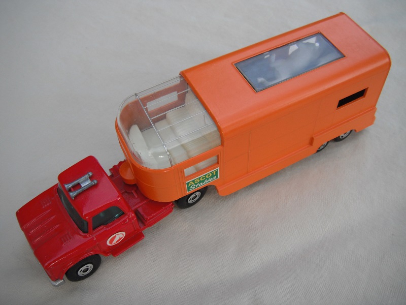 26.Dk.red cab/type A base/red horse label/4 spoke wheels/dk.orange trailer type B/green Ascot Stables label/type B rear door/dk.green interior.