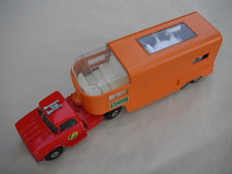 25.Red cab/type A base/green horse label/4 spoke wheels/orange trailer type B/green Ascot Stables label/type B rear door/dk.olive green interior.