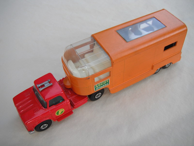 23.Red cab/type A base/green horse label/4 spoke wheels/orange trailer type B/dk.green Ascot Stables label/type B rear door/dark gray interior.