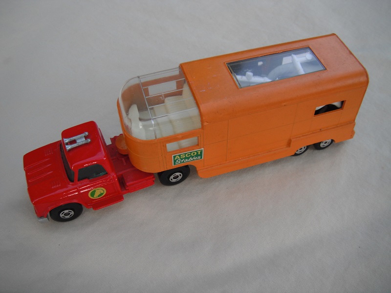 21.Red cab/type A base/green horse label/4 spoke wheels/lt.orange trailer type B/dk.green Ascot Stables label/type B rear door/black interior.