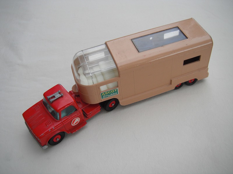 17.Red cab/type B base/red horse label/tan trailer type B/green Ascot Stables label/type B rear door/white axle spring/tan interior.