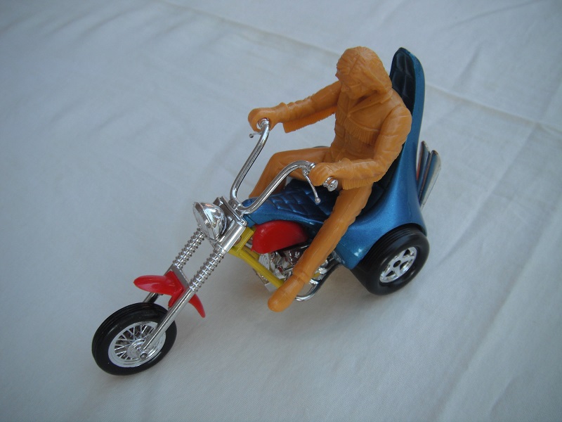 10.Dk.met.blu body/yel base/Superkings/red gas tank/no lbls/red front mudguard/type C eng/long seat/typ C rivet/org-tan driver/rear flame labels.