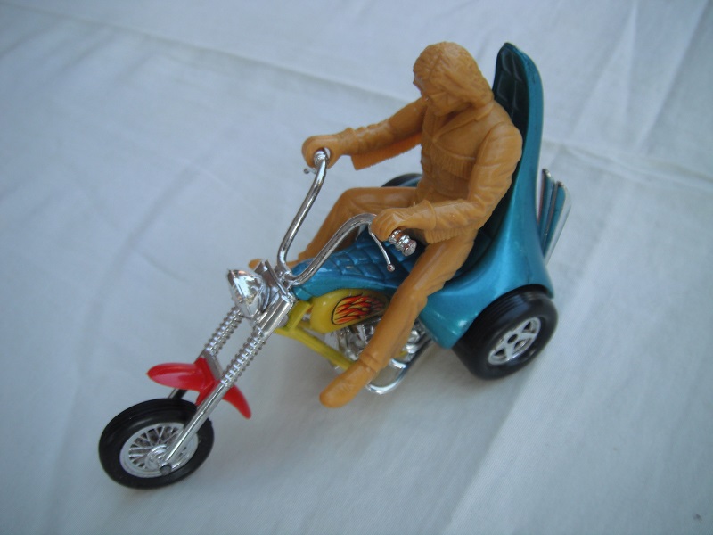9. Met.blu body/yel base/Speedkings/yel gas tank/flame lbls/red front mudguard/type C eng/long seat/typ C rivet/org-tan driver/rear flame labels.