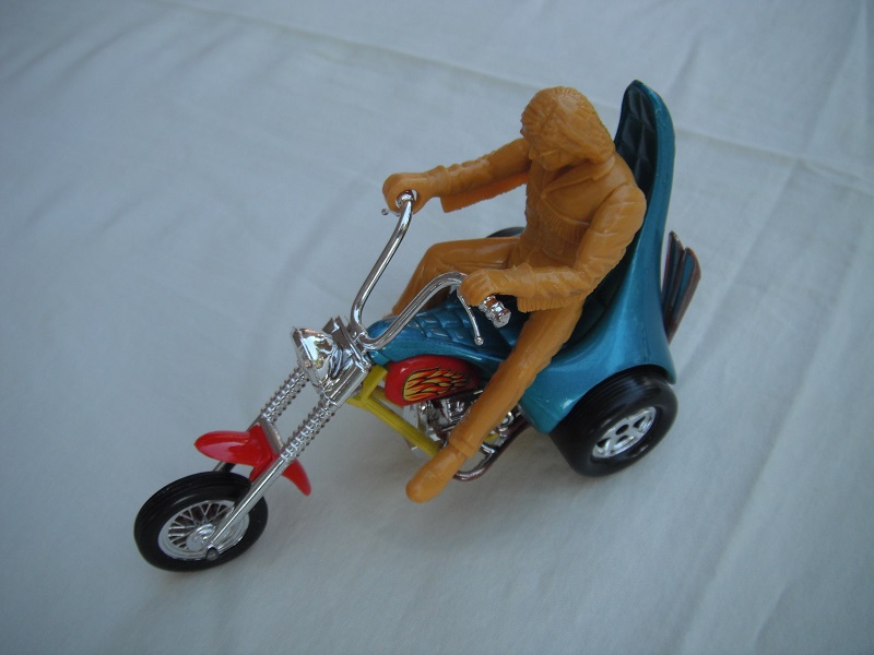 8. Met.blu body/yel base/Speedkings/red gas tank/flame lbls/red front mudguard/type C eng/long seat/typ C rivet/org-tan driver/rear flame labels.