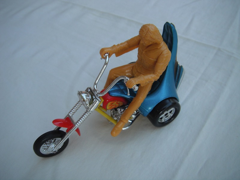 6. Met.blu body/yel base/Speedkings/red gas tank/flame lbls/red front mudguard/type C eng/short seat/typ B rivet/lt.org-tan driver/rear flame lbls.