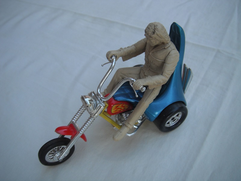 5. Met.blu body/yel base/Speedkings/red gas tank/flame lbls/red front mudguard/type C eng/short seat/typ B rivet/lt.gray driver/rear flame labels.