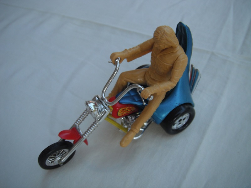 4. Met.blu body/yel base/Speedkings/red gas tank/flame lbls/dk.red front mudguard/type C eng/short seat/typ A rivet/tan driver/rear flame labels.