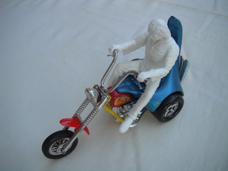 3. Met.blu body/yel base/Speedkings/dk.red gas tank/flame lbls/red front mudguard/type C eng/short seat/typ A rivet/white driver/rear flame lbls.