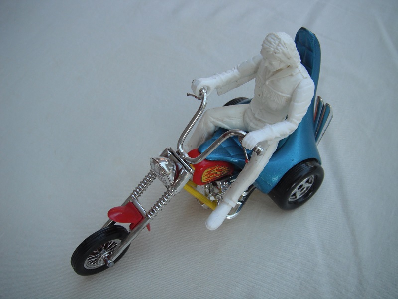 2. Met.blu body/yel base/Speedkings/red gas tank/flame lbls/dk.red front mudguard/type C eng/short seat/typ A rivet/white driver/rear flame lbls.