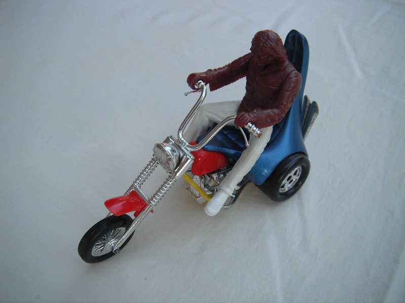 1. Dk.met.blu body/yel base/Speedkings/red gas tank/no lbl/red front mudguard/type A eng/short seat/typ A rivet/burgundy &amp; wht driver/no rear lbl/PP.