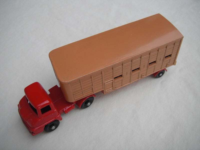 9. Bright red cab/type B/BFW/silver trim/beige trailer type B/red base/type B external/type B internal/rear cross frame type C/dk.red rear door.