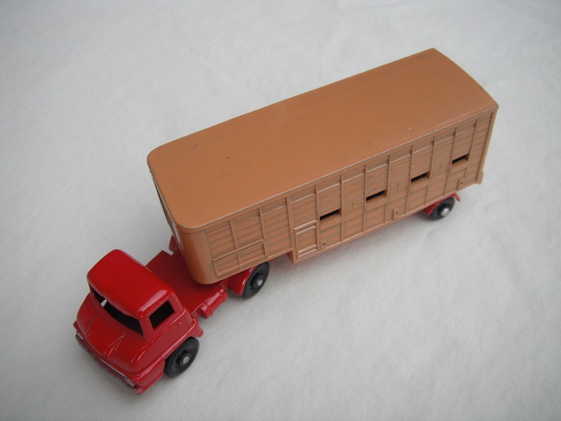 8. Dull red cab/type B/BFW/silver trim/beige trailer type B/red base/type B external/type B internal/rear cross frame type B/dk.red rear door.