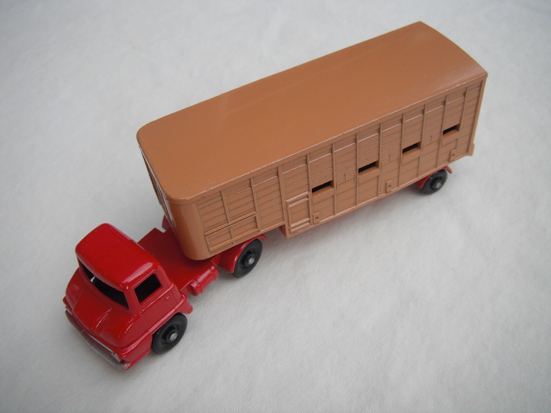 7. Bright red cab/type B/BFW/silver trim/beige trailer type B/red base/type B external/type B internal/rear cross frame type B/dk.red rear door.