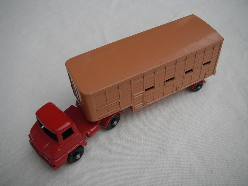 6. Bright red cab/type B/BFW/silver trim/dk.beige trailer type B/red base/type B external/type B internal/rear cross frame type B/dk.red rear door/curved front.