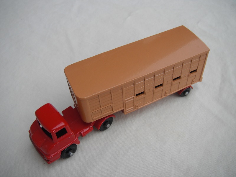 5. Bright red cab/type B/BFW/silver trim/dk.beige trailer type B/red base/type B external/type B internal/rear cross frame type B/dk.red rear door.