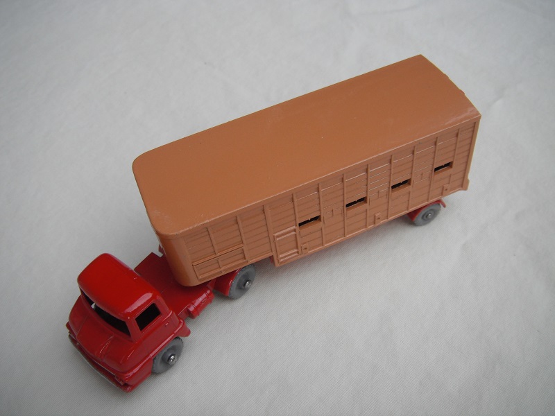 4. Bright red cab/type B/LGKW/silver trim/dk.beige trailer type B/red base/type B external/type B internal/rear cross frame type B/dk.red rear door.