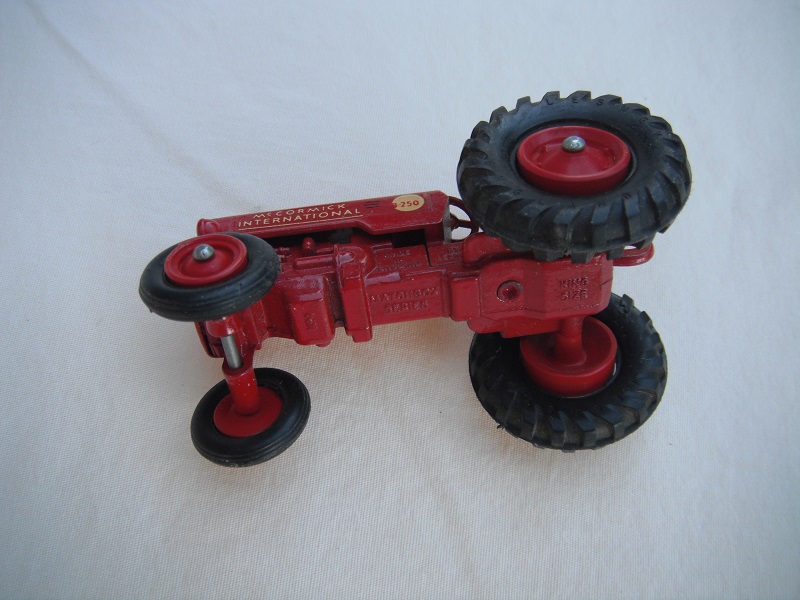 K4A International Tractor red plastic hubs, small decal, no base hole.jpg