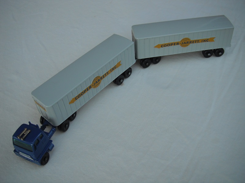 6. Blu cab/blk base type B/wheels type B/gold horns/sil trim/lt.gry trailer type B/base type B/legend type B/lt.gry rear doors/dolly type B/decals type B.