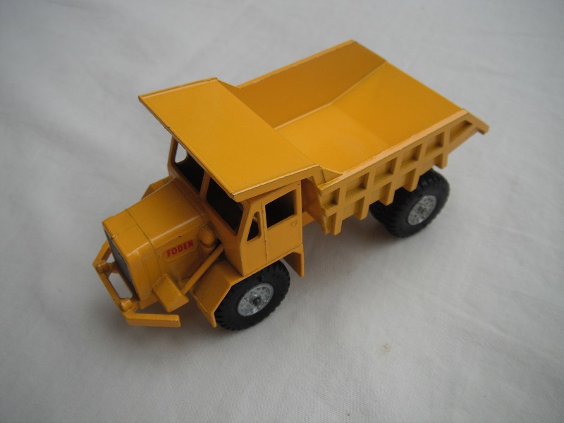 2. Dark yellow body/BPT w/silver metal hubs/hexagon circle cast underneath tipper/long steering column/&quot;Foden&quot; decals.