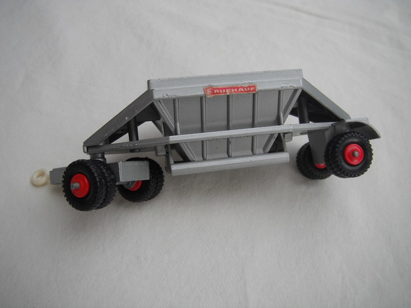 M4B GMC Tractor & Fruehauf Hopper cast variation type B.jpg