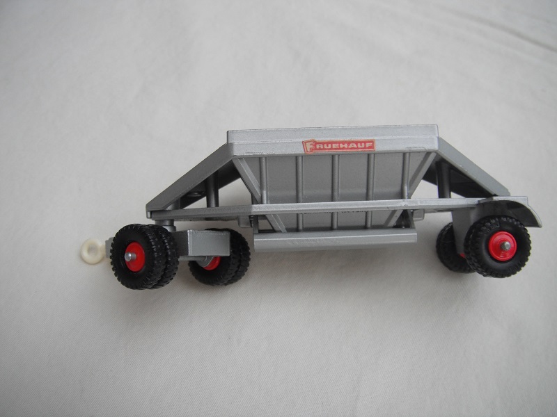 M4B GMC Tractor & Fruehauf Hopper cast variation type A.jpg