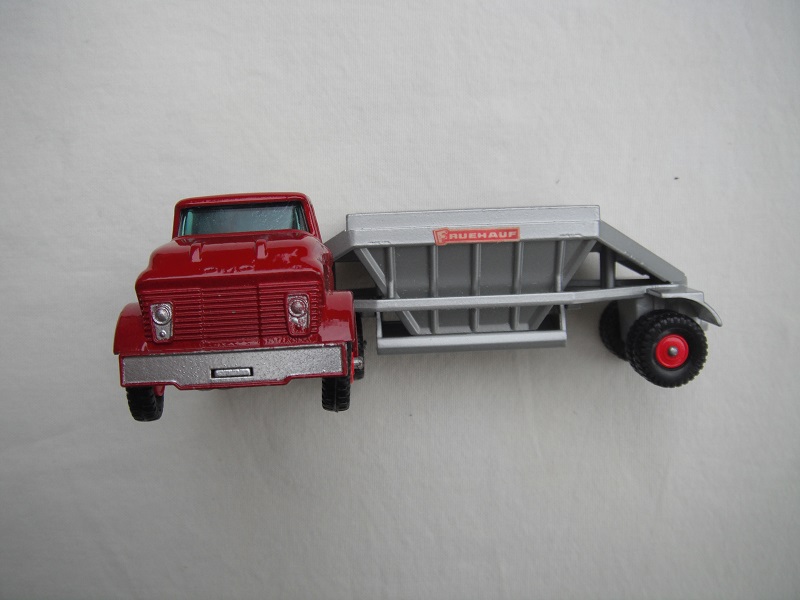 M4B GMC Tractor & Fruehauf Hopper silver trim.jpg