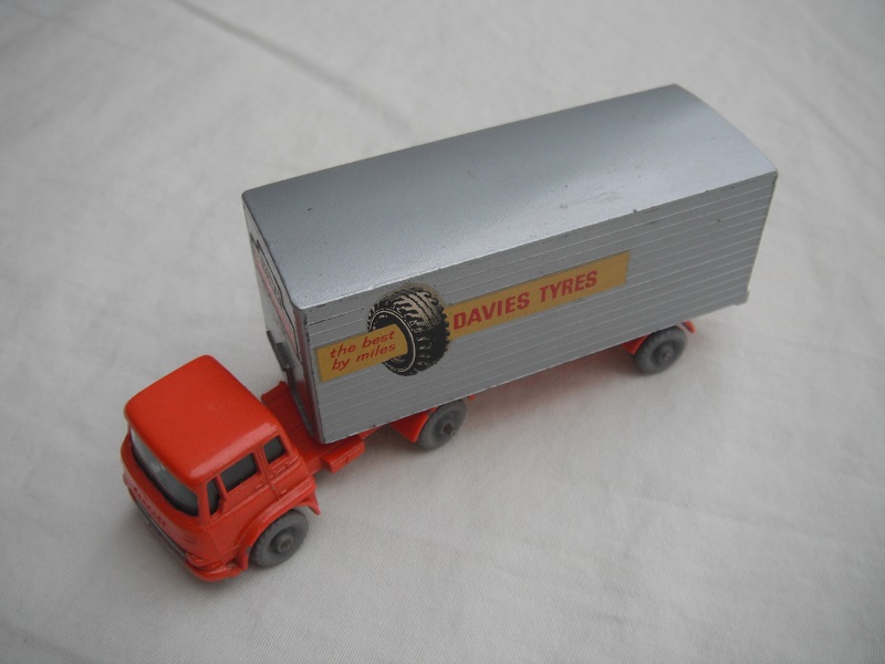 1. Lt.orange cab/blk base/GPKW/lt.grn windows/sil trailer/typ A/org base/centered connector/org rear door/Davies Tyres decals.