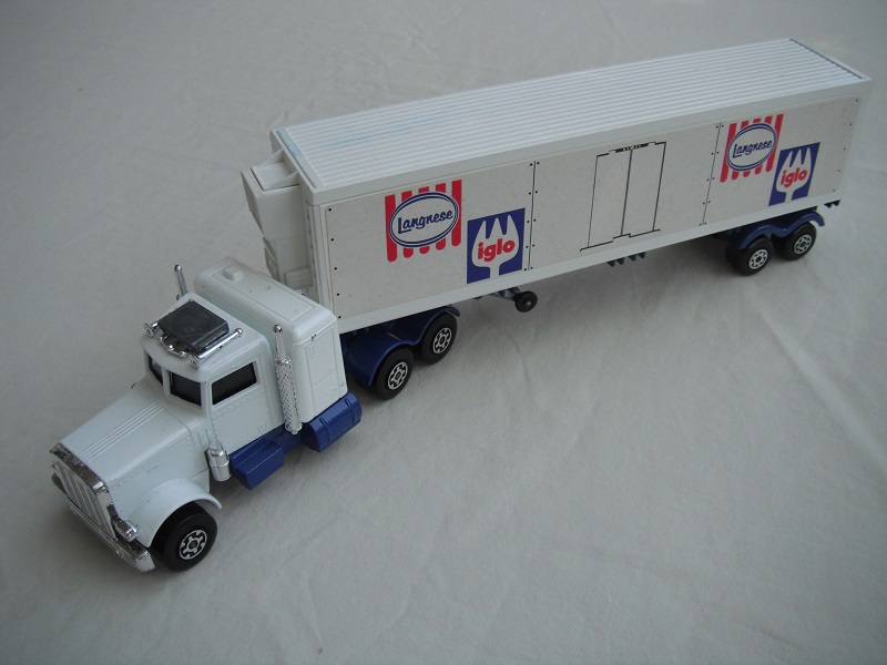 2. White cab/type C dark blue base/black axle cover/unpainted AC/LMCW/white trailer/dark blue 1973 Lesney base/SMCW/black open axle cover.